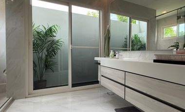 Single House for Sale –  Mantana Motorway-New Krungthep Kretha Corner Plot Facing the Park