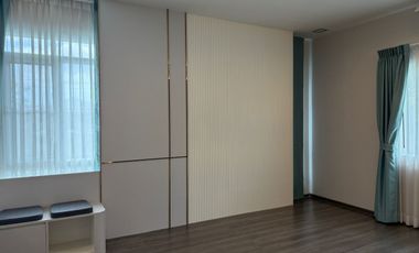 Single House for Sale –  Mantana Motorway-New Krungthep Kretha Corner Plot Facing the Park