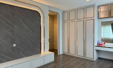 Single House for Sale –  Mantana Motorway-New Krungthep Kretha Corner Plot Facing the Park