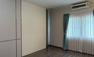 Single House for Sale –  Mantana Motorway-New Krungthep Kretha Corner Plot Facing the Park