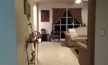 CASA EN EXCELENTE UBICAICON ZONA TRANQUILA