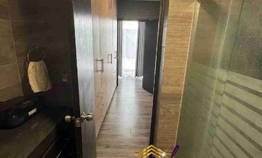 VENTA O RENTA AMUEBLADA,  ESQUINA,  4 HAB CON BAÑO!!