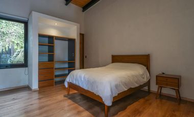 MODERNA CASA EN VENTA, CON VISTA Y ENTORNO BOSQUE EN AVANDARO