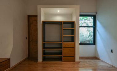 MODERNA CASA EN VENTA, CON VISTA Y ENTORNO BOSQUE EN AVANDARO