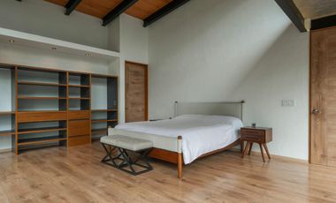 MODERNA CASA EN VENTA, CON VISTA Y ENTORNO BOSQUE EN AVANDARO