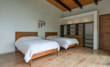 MODERNA CASA EN VENTA, CON VISTA Y ENTORNO BOSQUE EN AVANDARO