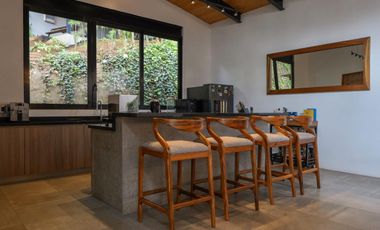 MODERNA CASA EN VENTA, CON VISTA Y ENTORNO BOSQUE EN AVANDARO