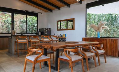 MODERNA CASA EN VENTA, CON VISTA Y ENTORNO BOSQUE EN AVANDARO