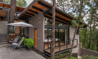MODERNA CASA EN VENTA, CON VISTA Y ENTORNO BOSQUE EN AVANDARO