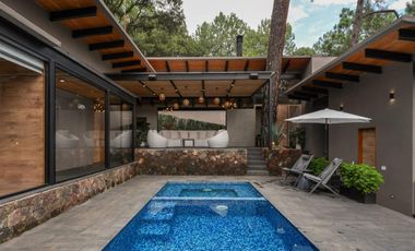 MODERNA CASA EN VENTA, CON VISTA Y ENTORNO BOSQUE EN AVANDARO