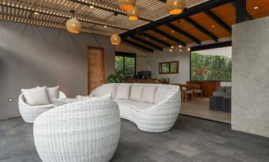 MODERNA CASA EN VENTA, CON VISTA Y ENTORNO BOSQUE EN AVANDARO