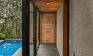 MODERNA CASA EN VENTA, CON VISTA Y ENTORNO BOSQUE EN AVANDARO