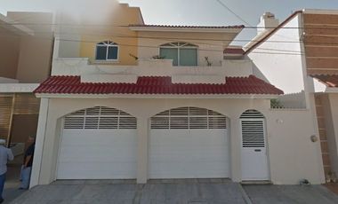CASA DE 2 NIVELES EN VENTA, GRAN OPORTUNIDAD