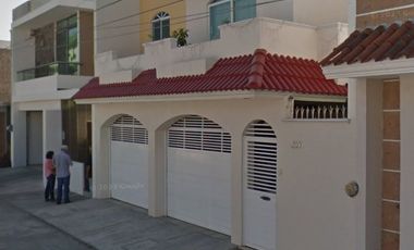 CASA EN VENTA EN COLONIA JARDINES DE MOCAMBO CERCA DE UVM VERACRUZ