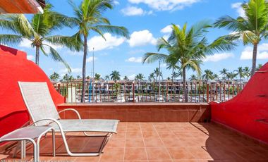 Vive el lujo frente al canal Casa en venta en Marina Vallarta.