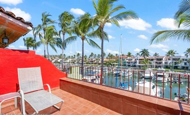 Vive el lujo frente al canal Casa en venta en Marina Vallarta.