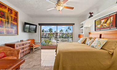 Vive el lujo frente al canal Casa en venta en Marina Vallarta.