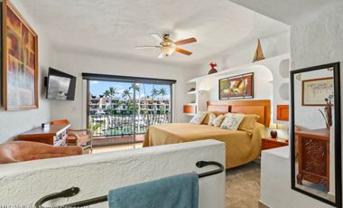 Vive el lujo frente al canal Casa en venta en Marina Vallarta.