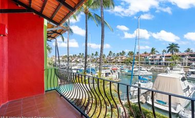 Vive el lujo frente al canal Casa en venta en Marina Vallarta.