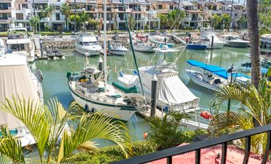 Vive el lujo frente al canal Casa en venta en Marina Vallarta.