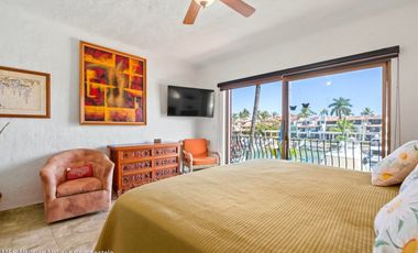 Vive el lujo frente al canal Casa en venta en Marina Vallarta.