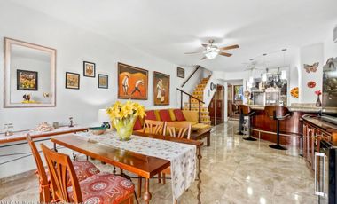 Vive el lujo frente al canal Casa en venta en Marina Vallarta.
