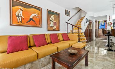 Vive el lujo frente al canal Casa en venta en Marina Vallarta.