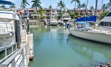 Vive el lujo frente al canal Casa en venta en Marina Vallarta.