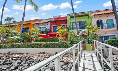 Vive el lujo frente al canal Casa en venta en Marina Vallarta.