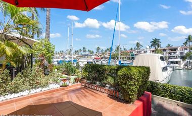 Vive el lujo frente al canal Casa en venta en Marina Vallarta.