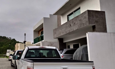 CASA EN VENTA  CON EXCELENTE EN UBUCACION, CIRCUITO LOMAS DEL MEDITERRANEO N°68 LT 33 MZA 3, 1ER SECTOR, FRACC LOMAS RESIDENCIAL CP 93308	VERACRUZ	POZ