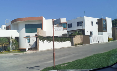 CASA EN VENTA  CON EXCELENTE EN UBUCACION, CIRCUITO LOMAS DEL MEDITERRANEO N°68 LT 33 MZA 3, 1ER SECTOR, FRACC LOMAS RESIDENCIAL CP 93308	VERACRUZ	POZ