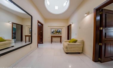 Villa Colonial de Lujo en venta en Isla Iguana – Frente al Canal de Marina Vallarta