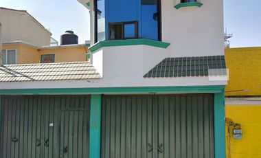 CASA DE DOS NIVELES EN VENTA