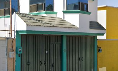 CASA DE DOS NIVELES EN VENTA