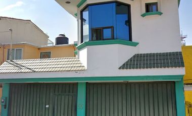 CASA DE DOS NIVELES EN VENTA