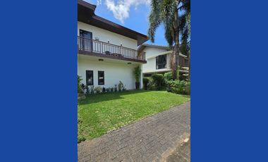 Modern Vacation Home with Big Lawn and Entertainment Area in Anvaya Cove