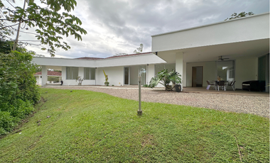 Casa en el exclusivo condominio santa teresita