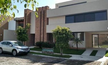 CASA EN VENTA EN BOSQUES DE ANGELÓPOLIS, 5 RECÁMARAS, GARAJE PARA 6 AUTOS, PUEBLA