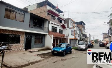 SE VENDE CASA COMO TERRENO EN SAN JUAN DE MIRAFLORES