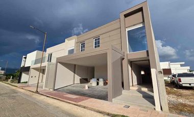 Casa en venta con recámara en planta baja Residencial Puerta de hierro zona sur pte de la ciudad