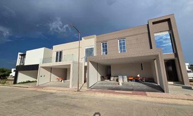 Casa en venta con recámara en planta baja Residencial Puerta de hierro zona sur pte de la ciudad