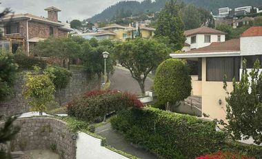 Venta amplia casa con 5 dormitorios y piscina en Cumbaya