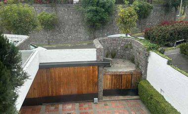 Venta amplia casa con 5 dormitorios y piscina en Cumbaya