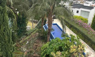 Venta amplia casa con 5 dormitorios y piscina en Cumbaya