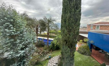 Venta amplia casa con 5 dormitorios y piscina en Cumbaya