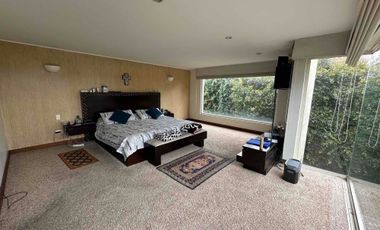 Venta amplia casa con 5 dormitorios y piscina en Cumbaya