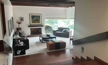 Venta amplia casa con 5 dormitorios y piscina en Cumbaya