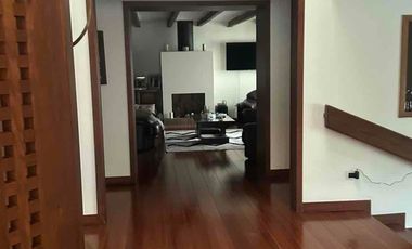 Venta amplia casa con 5 dormitorios y piscina en Cumbaya