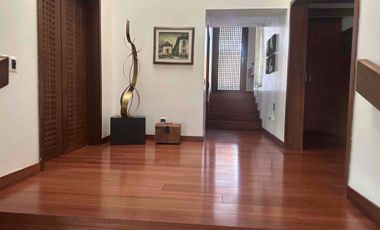 Venta amplia casa con 5 dormitorios y piscina en Cumbaya